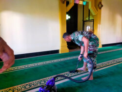 Babinsa Kodim 1410/Bantaeng Gotong Royong Membersihkan Karpet Masjid