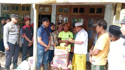 Kunjungi Korban Longsor, Anggota DPRD Jatim Hasan Irsyad Serahkan Bantuan
