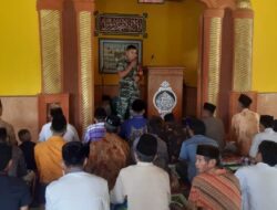 Babinsa Kodim 1410 Serda Riswan Laksanakan Sholat Jum’at Bersama Warga Binaan