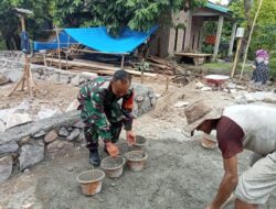 Bangun Keakraban, Babinsa Koramil 1410-02/Eremerasa Bantu Pembuatan Pondasi Rumah Milik Warga Binaan