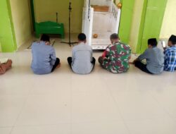 Babinsa Koramil 1410-02 Eremerasa Sholat Berjamaah dan Tadarus Al-Qur’an Bersama Santri