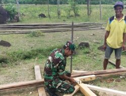 Wujud Manunggal Dengan Rakyat, Babinsa Bantu Bangun Rumah Warga Binaan