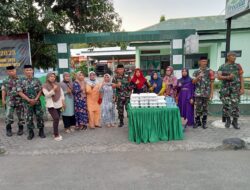 Berkah Ramadhan, Anggota Koramil 01/Bissappu Kodim 1410/Bantaeng Ngabuburit Bagi Takjil ke Warga Muslim