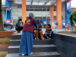 DPK PPNI RSUD Anwar Makkatutu Bantaeng Berbagi Takjil di Depan Rumah Sakit