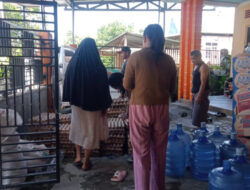 Pastikan Berjalan Lancar, Babinsa Kodim 1410 Bantaeng Dampingi Penyaluran Bantuan PKH dan BPNT