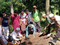 Bhabinkamtibmas dan Babinsa di Bissappu Bantaeng Bantu Prosesi Pemakaman Warganya