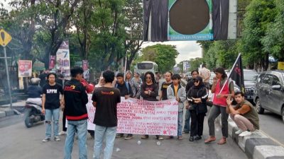 Peringati Hari HAM dan Anti Korupsi, Massa KPPM Bentrok Dengan Aparat