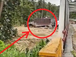 Akibat Hujan Deras, Rumah Warga di Kolaka Terbawa Arus Banjir