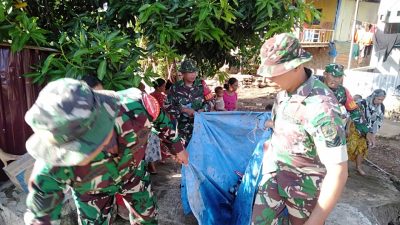 Personil Koramil 01/Bissappu Bersama Warga Laksanakan Karya Bakti Pembersihan Selokan