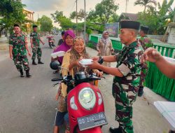 Jelang Berbuka Puasa, Personil Koramil 02/Eremerasa Bagikan Takjil Kepada Masyarakat