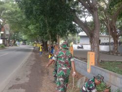 Babinsa Koramil 03/Tompobulu Laksanakan Karya Bakti Pembersihan Selokan di Wilayah Binaannya