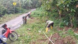 Babinsa Koramil 02/Eremerasa Ajak Warga Karya Bakti Pembersihan Selokan di Desa Barua