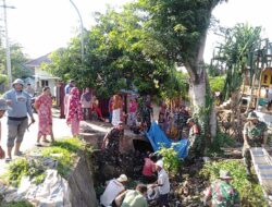 Serma Suradi Babinsa Koramil 01/Bissappu Bersama Warga Binaan Karya Bakti Pembersihan Selokan di Kelurahan Bonto Jaya