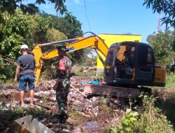 Babinsa Koramil 01/Bissappu Pantau Pembersihan Selokan di Wilayah Binaan