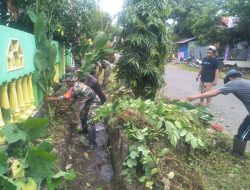 Babinsa Koramil 02/Eremerasa Bersama Warga Laksanakan Karya Bakti Pembersihan Selokan