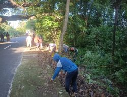Babinsa Koramil 02/Eremerasa Bersama Warga Karya Bakti Pembersihan Selokan di Kelurahan Tappanjeng