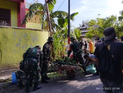 Babinsa Koramil 02/Eremerasa Bersama Warga Lakukan Karya Bakti Pembersihan Selokan di Desa Barua