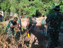 Bati Tuud Koramil 02/Eremerasa Pimpin Karya Bakti Pembersihan Selokan di Desa Pa’bumbungan