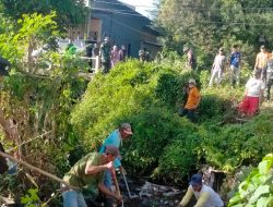 Babinsa Koramil 01/Bissappu Bersama Warga Laksanakan Karya Bakti Pembersihan Selokan di Bonto Rita
