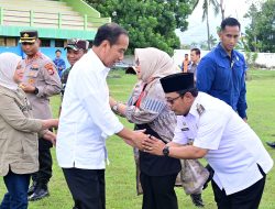 Dandim 1410 Bantaeng bersama Forkopimda Lepas Presiden dan Ibu Negara Take Off di Landasan Helypad Stadion Lamalaka