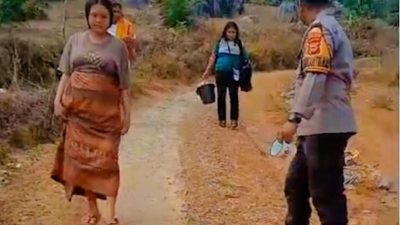 Perempuan 16 Tahun di Luwu Timur Berjalan Kaki 2 Kilometer Untuk Melahirkan, Begini Dedikasi Babinkamtibmas Aipda Yosafat