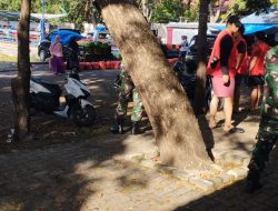 Bersama Warga, Babinsa Desa Mamampang Laksanakan Kegiatan Pembersihan Pasar
