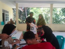 Babinsa Koramil 02/Eremerasa Dampingi Penyaluran Beras Program P3KE