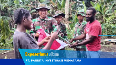 Sebarkan Semangat Nasionalisme Kemerdekaan, Satgas Yonif 122/TS Bagikan Bendera Merah Putih di Kampung Gambut Papua