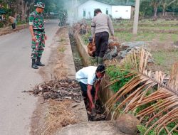 Babinsa Koramil 02/Eremerasa Bersama Warga Laksanakan Karya Bakti Pembersihan Selokan