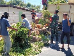 Wujudkan Hidup Sehat, Babinsa Koramil 01/Bissappu Bersama Warga Bersihkan Selokan di Desa Bonto Majannang