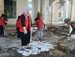 Babinsa Koramil 02/Eremerasa Ajak Mahasiswa KKN Melakukan Pembersihan Pasar