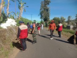 Babinsa Kodim 1410 Bantaeng Bersama Warga Laksanakan Karya Bakti Pembersihan Selokan