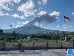 Gunung Lewotobi Laki-Laki Erupsi, Kolom Abu Mencapai 900 Meter Disertai Suara Gemuruh, Warga Diimbau Waspada