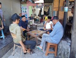 Di Tengah Kesibukan Sosialisasi, AMM Tunjukkan Sikap Ramah dengan Bersantai Bermain Domino Bersama Warga Pasar Sentral Sinjai