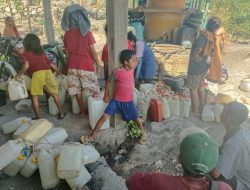 Bripka Herybertus Tena: Polisi RW Peduli Warga Distribusikan Air Bersih Ke Rembong Watu