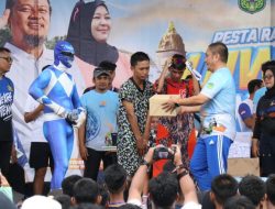 Tampil Beda di Fun Run Lutim, Tiga Peserta Berkostum Nyentrik Raih Doorprize Langsung dari Bupati