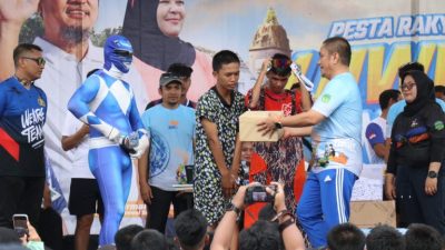Tampil Beda di Fun Run Lutim, Tiga Peserta Berkostum Nyentrik Raih Doorprize Langsung dari Bupati