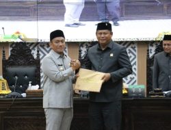 Bupati Lutim Serahkan Lima Ranperda Strategis, Dorong Reformasi Desa dan Inovasi Daerah