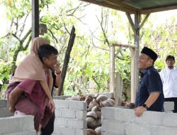 Bupati Irwan Kunjungi Evi, PPPK Kemenag Lutim yang Tetap Mengabdi Meski Lumpuh