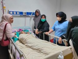 Wabup Puspawati Respon Cepat Kisah Lansia Terlantar, Turun Langsung Serahkan Bantuan di RS I Lagaligo