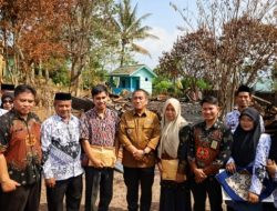 Rumah Dinas Guru Terbakar, Bupati Lutim Tinjau Langsung dan Serahkan Bantuan