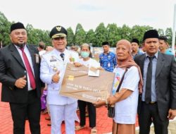 Program Unggulan Diluncurkan di HUT 80 RI, Ribuan Lansia di Lutim Terima Santunan Rp1 Juta per Bulan