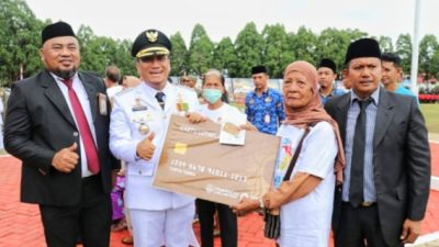 Program Unggulan Diluncurkan di HUT 80 RI, Ribuan Lansia di Lutim Terima Santunan Rp1 Juta per Bulan