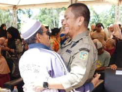 Bupati Irwan Serahkan Kartu Lansia dan Beasiswa Ribuan Mahasiswa, Tegaskan Komitmen Luwu Timur untuk Rakyat Rentan dan Pendidikan