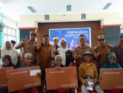 Lansia Seabad di Kalaena Menangis Haru Saat Terima Kartu Bantuan dari Pemkab Luwu Timur