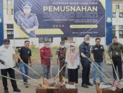 Tegakkan Hukum, Kejari Luwu Timur Musnahkan Barang Bukti dari 37 Perkara Berbagai Kasus