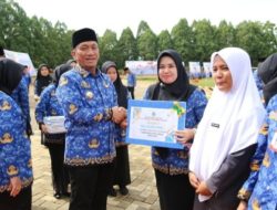Penyerahan Hadiah Lomba Inovasi Meriahkan HUT KORPRI ke-54 di Luwu Timur