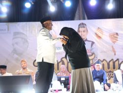 Janji yang Ditunaikan di Hadapan Ribuan Jamaah, Bupati Irwan Serahkan Motor untuk Ibu Pejuang Tiga Anak