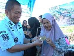 Perluas Perlindungan Sosial Lansia, Bupati Irwan Salurkan Kartu Lansia Juara di Kalaena dan Burau