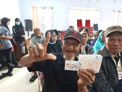 138 Lansia Towuti Terima Kartu ATM Bantuan Sosial, Pemkab Lutim Perluas Jangkauan Perlindungan di Usia Senja